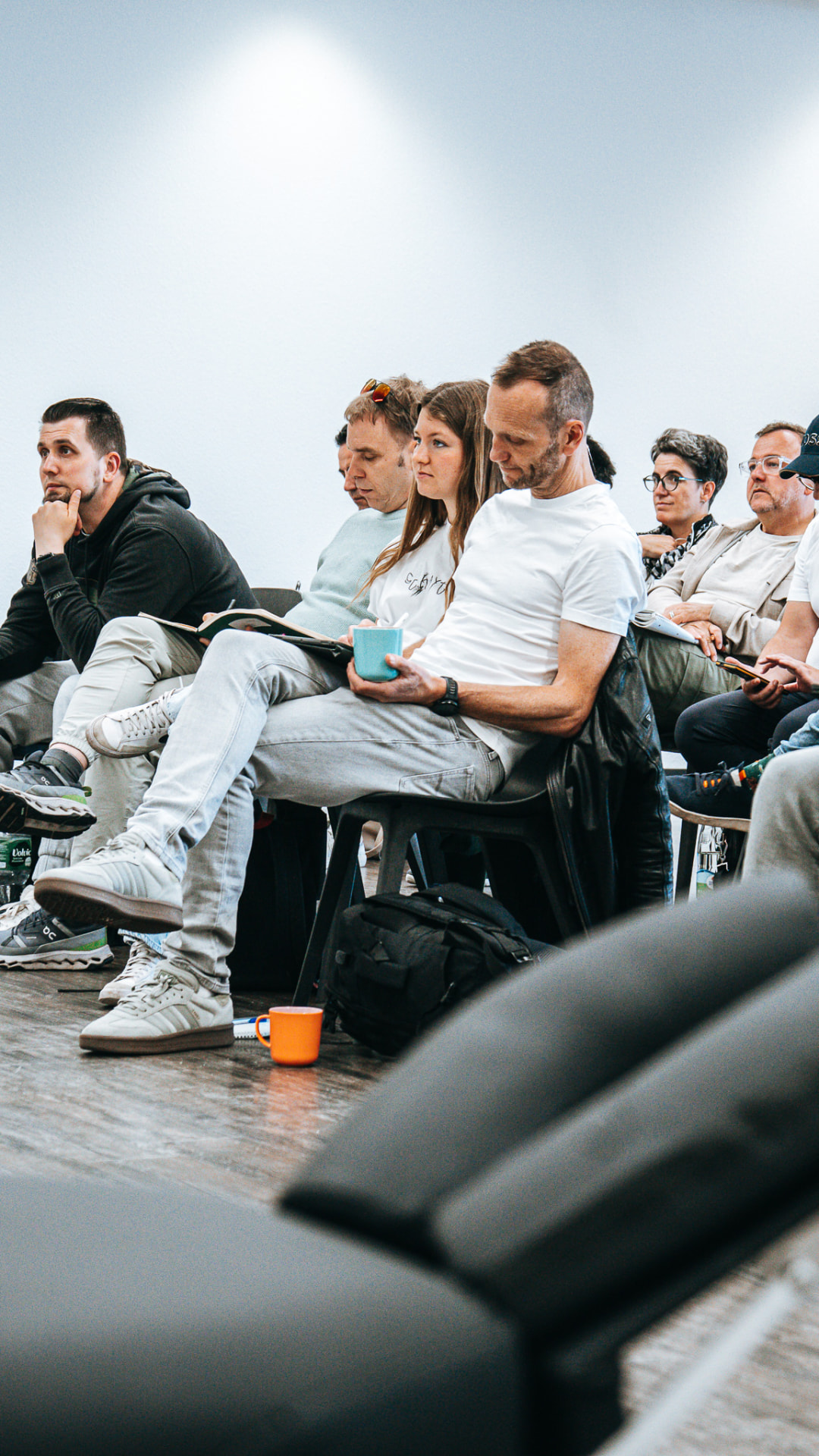 Teilnehmer hören aufmerksam im Seminar zu